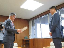 Kashiwazaki Mayor Sakurai receives a proposal from TEPCO to decommission the Kashiwazaki-Kariwa Nuclear Power Station.